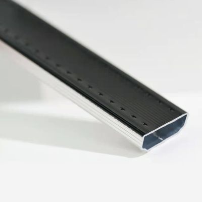 8A 8mm アルミニウム スペーサーバー ダブルガラスのための耐久性フルオロカーボンブラックペイントコーティング